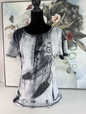 Delilah Wear Black & White Feather Stud Tie-Dye Short Sleeve Tee